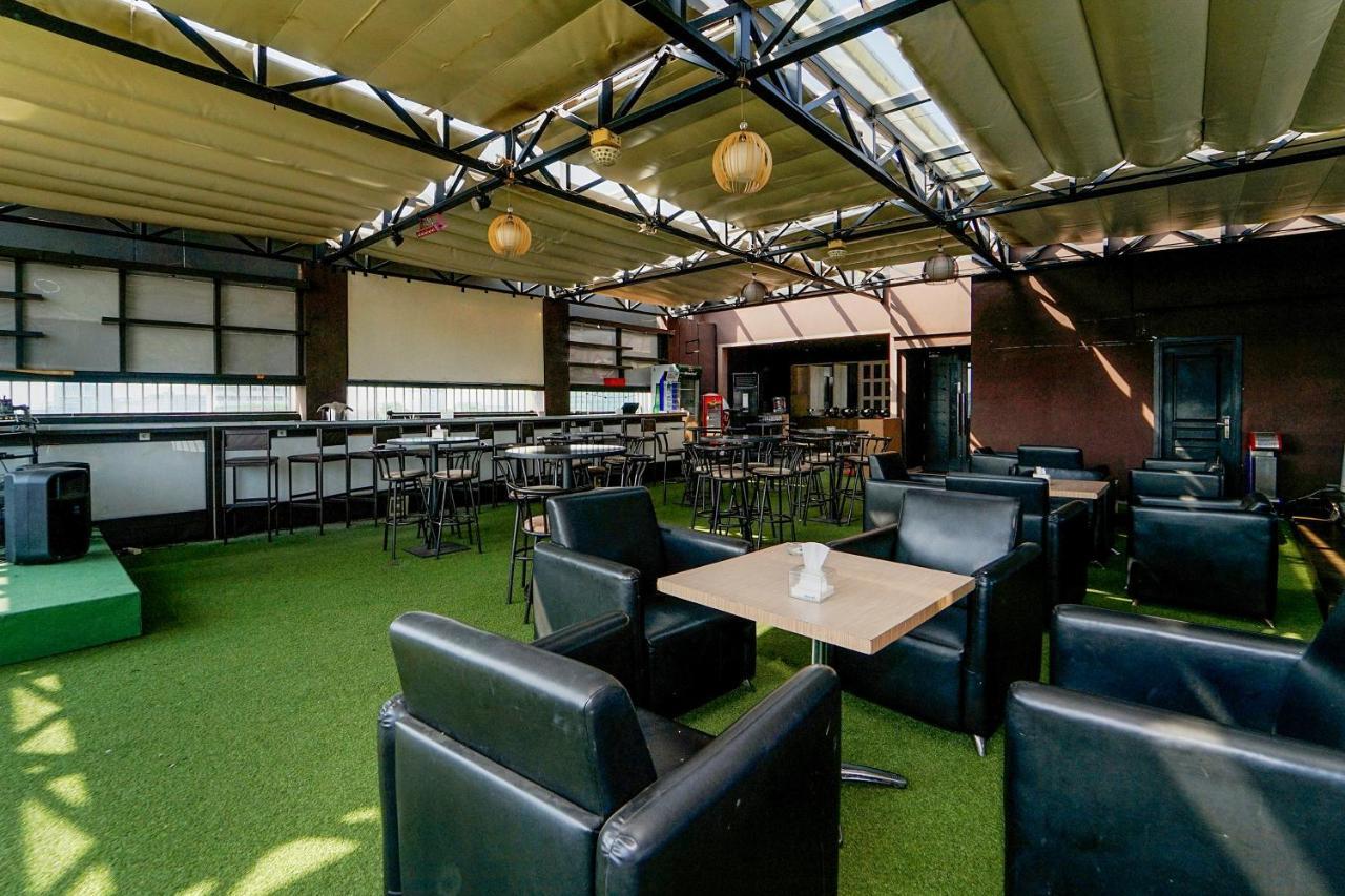 Maumu Hotel & Lounge Surabaya Exterior foto